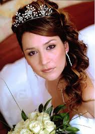 花嫁の髪型画像ドレスに合う60選 ティアラ アップ 編み込み 美人部 髪型 ハーフアップ お色直し 髪型 ウェディングドレス 髪型 ハーフアップ