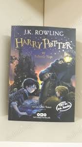Harry potter, muggle (büyücü yada cadı olmayan insanlar) amcası ve halasıyla sıradan ve zorluklarla dolu bir hayatı yaşarken, yılanlarla konuşabildiğinin. Harry Potter Ve Felsefe Tasi 1 Kitap J K Rowling Nadir Kitap
