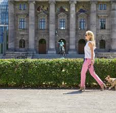 She was born in 1980s, in millennials generation. Die Lieblingsorte Von Westwing Grunderin Delia Fischer In Munchen Welt
