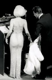 She died of a drug overdose in 1962 at the age of 36. Eines Der Ganz Fruhen Bilder Zeigt Dass Im Inbegriff Der Blondine Eine Brunette Steckt Mitte Der 1940er Kreiert Norma Jean Baker Marilyn Monroe Stuttgarter Nachrichten