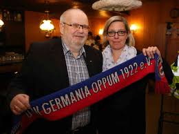Hofer, zu dem zeitpunkt auf reha, kommentierte das damals trocken mit den worten: Hans Joachim Hofer Tritt Als Vorsitzender Des Djk Oppum Zuruck Nachfolgerin Tessa Kupper Kurte Ihn Zum Ehrenvorsitzenden