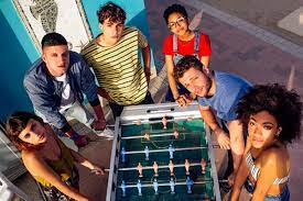 Asada en la exitosa novela homónima de federico moccia publicada en 1992, a tres metros sobre el cielo (summertime en inglés) es una serie italiana de netflix ambientada durante el verano en la costa del adriático que se centra en la atracción entre ale y summer, dos jóvenes que vienen de mundos muy diferentes: A Tres Metros Sobre El Cielo Escucha Las Canciones De La Serie