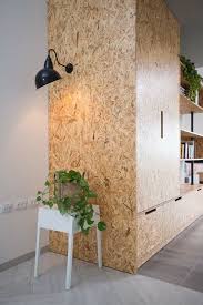 Les Rangements Gagnent En Caractere Grace Au Bois Agglomere Panneau Bois Osb Mobilier Modulaire