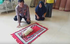 Rekontruksi ini dilakukan pada selasa (6/4/2021). Bayi Laki Laki Berusia 2 Hari Ditemukan Di Masjid Gegerkan Warga Cilegon Banten Bagian 1
