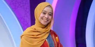 *) am dm kejora pancarkanlah sinarmu f am temani keheningan malamku dm am padamu kejora kutitipkan rindu f e am e untuknya yang kini jauh dimata. Potret Lesty Kejora Pakai Kawat Gigi Jadi Sorotan Padahal Gingsulnya Bikin Manis Merdeka Com