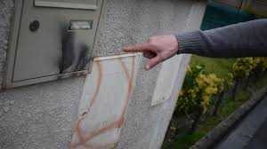 Matériau naturel, la brique est idéale pour la construction d'un muret de jardin ou d'un mur séparatif entre deux propriétés. Killem Mais Qui S Amuse A Taguer Murets Et Boites Aux Lettres
