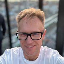 Szanowni Państwo, mamy przyjemność poinformować, że dzisiaj na nowego  Rektora Uniwersytetu Gdańskiego został wybrany Prof. dr hab. Piotr  Stepnowski. W imieniu całej społeczności akademickiej gratulujemy i życzymy  powodzenia w realizacji autorskiej wizji