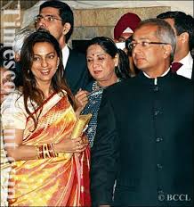 ब न फ ल म क ऐस चलत ह ज ह च वल क घर खर च juhi chawla s husband secrets jay mehta business. Juhi Chawla Entertainment Photo Actress Juhi Chawla With Husba