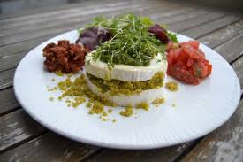 Gefullter Ziegenkase Mit Pistazien Basilikum Pesto Rezept Ziegenkase Basilikum Pesto Vorspeise Franzosisch