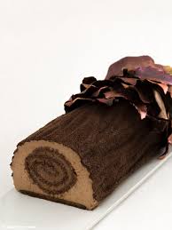 Elle , bûche de noël : Buche De Noel Franzosischer Weihnachtsscheit Mit Schokolade Pflaume Und Rum La Paticesse Der Patisserie Blog