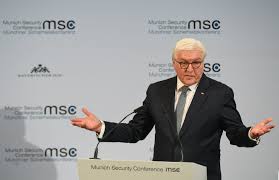 Er war von 2005 bis 2009 (kabinett merkel i) und von 2013 bis 2017 (kabinett merkel iii) bundesminister des auswärtigen. Frank Walter Steinmeier