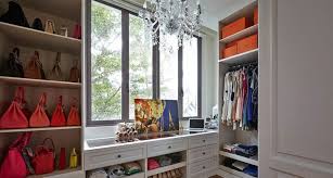 Bentuknya yang simpel cocok digunakan untuk rumah minimalis, modern, hingga industrial. 7 Tipe Lemari Tas Untuk Koleksi Tas Yang Tertata Rapi