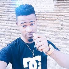 Kenny De's Instagram, Twitter & Facebook