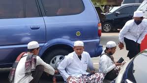 Habib rizieq peristiwa 4 hari lalu saksi ahli nilai rizieq shihab tak perlu dipidana jika sudah didenda saksi ahli menilai masalah pelanggaran prokes mestinya sudah selesai jika sudah membayar denda. Cerita Warga Penjemput Habib Rizieq Di Soetta Terjebak Macet Parkir Di Tol