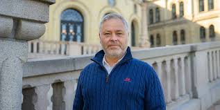 I det reviderte nasjonalbudsjettet blir hovedtallene for norsk økonomi og regjeringens syn på gjennomføringen av den økonomiske politikken oppdatert. Ys Krav Til Revidert Nasjonalbudsjett Budsjettet Ma Bidra Til At Folk Kommer Tilbake I Jobb Ys