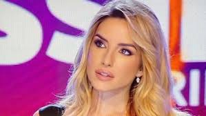 Per la nostra serie di belle telegiornaliste italiane, dedichiamo una fotogallery personale a giorgia rossi, la bionda bombshell già a sky e ora confermata in forza alla testata giornalistica di mediaset. Giorgia Rossi Sempre Piu Bella La Leotta E Avvisata Che Fisico Foto