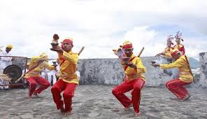 Cara menggunakan alat musik ini adalah dengan cara dipukul dengan pemukul, semisal stik. Tarian Tradisional Maluku Utara Budaya Peninggalan Kerajaan Ternate Tidore