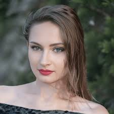 Lora Good's Instagram, Twitter & Facebook