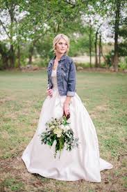 Blue Jeans Jacke Mit Rolle Dup Armel Uber Eine Moderne Hochzeit Ballkleid Hochzeit Braut Jeansjacke Zum Brautkleid