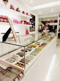 Roselen Chocolatier Chocolate Retail Shops In 2019 Shokolad Bakery Shop Design Chocolate Stores Chocolatier Shop