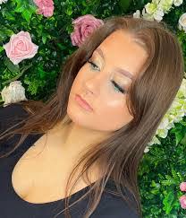 Tracey Blunt's Instagram, Twitter & Facebook