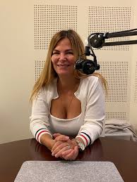 Celebrate life, music, family, and fun with the queen of percussion! Podcast Folge 17 Dr Sheila De Liz