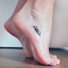 The picture is a colorless form with shaded effect but few in multiple hues look amazing too. 120 Tiny Foot Tattoo Ideas Showing Sometimes Less Is More Bored Panda