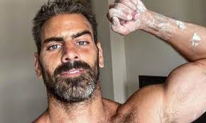 Nyle DiMarco in mutande di pacco - BitchyX