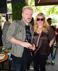 Ανησυχία για την κατάσταση της υγείας του γνωστού ηθοποιού κώστα σπυρόπουλο, ο οποίος εδώ και λίγες ημέρες νοσηλεύεται στο νοσοκομείο με κορωνοϊό. Kwstas Spyropoylos Xristina Polith Sthrizoyn O Enas Ton Allon Sta Panta Sfera 102 2