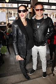 התגובות שקיבלו בתחילת הקשר (צעירות אמרו לעתי 'צא איתי, אני כוסית וצעירה'), רגעי המשבר בנישואים (השגרה היא רכבת הרים מטורללת) והחברות הקרובה עם אביבה ויחיאל חזן: ×œ× ×ž×¡×ª×ª×¨×™× ××™×'×™ ×•×¢×ª×™ ×–×•×'×™×™×