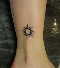 Lee opiniones sobre parrocchia san michele arcangelo a pietralata. Tatuaggio Sole 20 Idee Per Un Tatuaggio Femminile