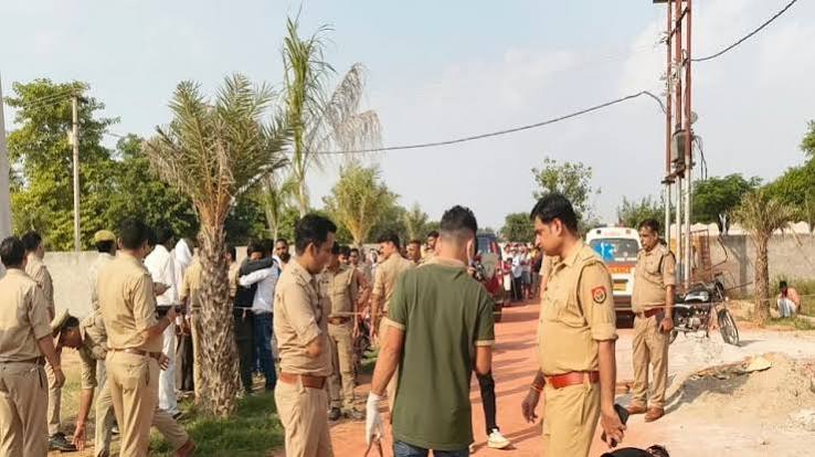 आगरा:युवक ने पहले युवती को गोली मारी, फिर खुद भी दे दी जान; कॉलोनी में मचा हड़कंप - Agra Man Shoots Woman Then Dies By Suicide Woman Critical - Amar Ujala Hindi