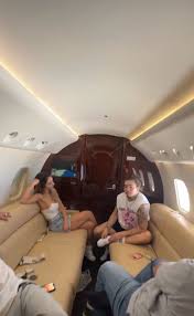 Modelo do Onlyfans: quem é a moça filmada aos beijos com Whindersson Nunes  em jatinho