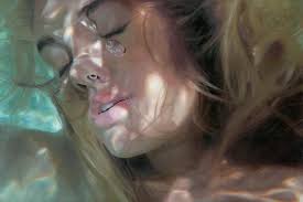 DRAGON: Reisha Perlmutters mesmerizing paintings of nude women underwater
