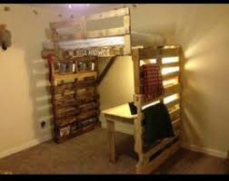 Si Vous Avez Besoin D Un Espace Supplementaire Dans Votre Chambre Surtout En Sachant Le Prix Reel Plans De Lits Superposes Idees De Lit Lit Mezzanine Palette