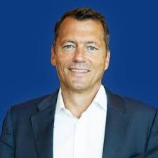 Geoffrey Mansfield's Instagram, Twitter & Facebook