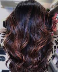 Ti spieghiamo di cosa si tratta nel dettaglio e a chi stanno bene. Cioccolato Fondente Il Colore Di Capelli Che Vi Fara Innamorare Capelli Dark Hair With Highlights Brown Hair Color Shades Brown Hair With Caramel Highlights