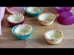 Se lo preferite, la pasta fillo può essere fatta in casa. Come Fare I Cestini Di Pasta Frolla Con Pirottini Di Carta Per Dolcetti Mignon Da Farcire A Piacere Youtube