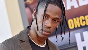 Travis Scott : un fan tente de lui acheter les chaussures qu'il porte