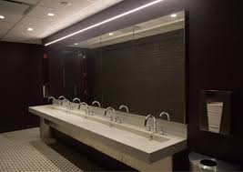 The main amenities are located near the center of the room, creating a circular traffic flow to the layout. Design Restroom Whaciendobuenasmigas