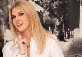 Jornalista retorna ao ar na CNN Brasil em meio ao tratamento contra câncer  de mama