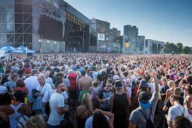 It is considered to be the largest open air festival in switzerland and the largest hip hop music festival in europe. Openair Frauenfeld