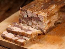 Bucatele tradiţionale umplu mesele românilor în perioada sărbătorilor, iar dintre acestea, cele mai populare sunt preparatele din carne de porc. Toba De Casa