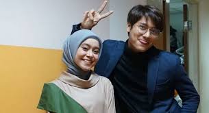 Rizky billar dan lesti kejora telah menunjuk beberapa rekan artis dan sahabat untuk menjadi groomsmen dan bridesmaid dalam acara lamaran keduanya. Acara Lamaran Rizky Billar Dan Lesti Kejora Digelar 3 Hari 3 Malam
