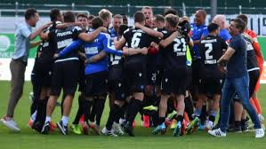 Grrrrrr see people not in red shirt. Karlsruher Sc Ksc Siegt Uber Waldhof Mannheim Fussball Stuttgarter Zeitung