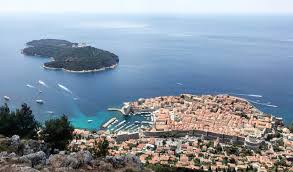 Dubrovnik è diventata una destinazione popolare in croazia e una delle principali destinazioni turistiche del mondo, grazie in parte al successo di hbo. Dubrovnik Croatia Travel Guide Where To Stay Eat Drink And More Vogue