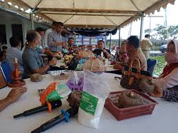 Pakai baju putih, al haris & abdullah sani jadi pendaftar pertama di kpu provinsi. 8 Anggota Dprd Tanah Bumbu Belajar Porang Di Sidrap