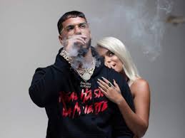 Los cantantes de reggaetón karol g y anuel aa están dando qué hablar, pues no dejan de expresarse amor en redes sociales ¿acaso están enamorados? Anuel Aa And Karol G Wallpapers Wallpaper Cave