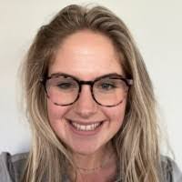 Shelly Knoll's Instagram, Twitter & Facebook