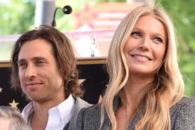 Gwyneth paltrow is an american actress, singer, owner of a lifestyle company and author of cookbooks. Gwyneth Paltrow Defends Living Apart From Husband Brad Falchuk